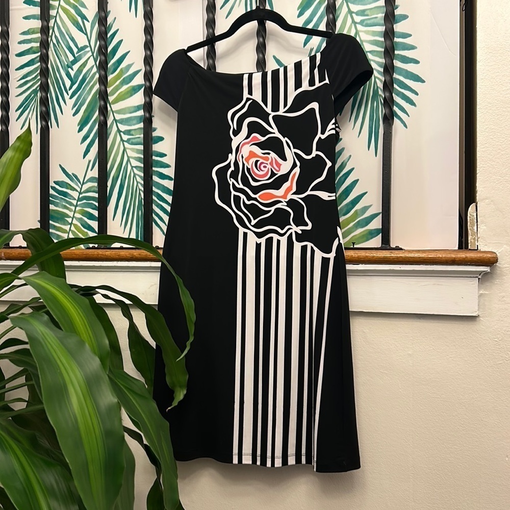 𝅺White House Black Market Mini Patterned Dress. Size XXS in EUC.